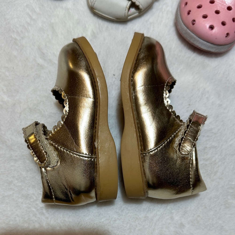 EUC lot of girls size 5 shoes, gold Mary Jane’s, fisherman sandal water shoe - Picture 4 of 6